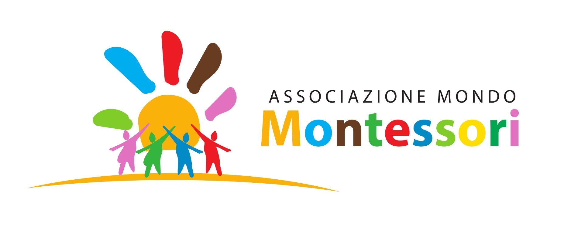 Il logo dell'associazione Mondo Montessori mostra delle sagome di ragazzi con le braccia sollevate verso un sole che, con i suoi raggi colorati, sembra il palmo e le dita di una grande mano